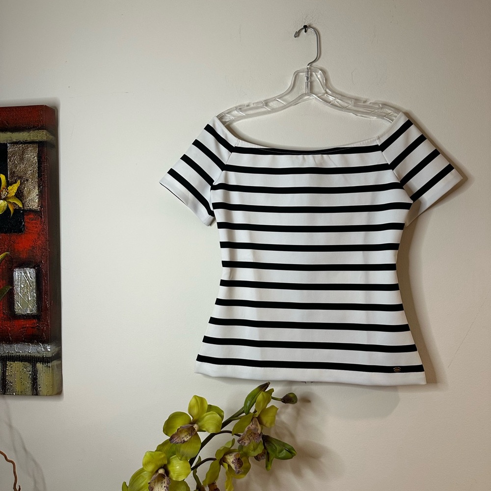 T72- Guess Black and White Striped Fitted Crop Top